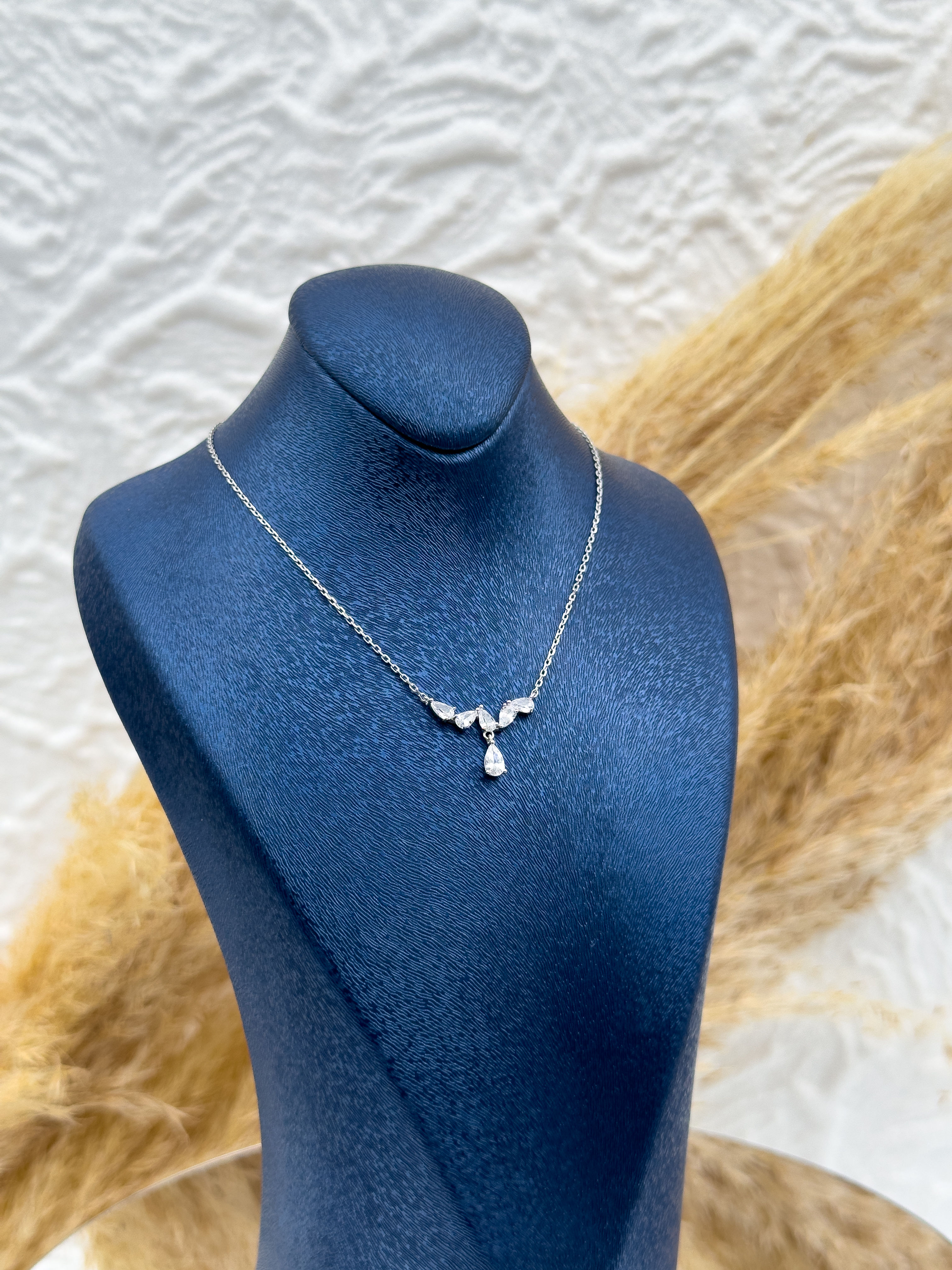 925 Ayar Gümüş Pırlanta Montür Damla Taşlı Kadın Kolye